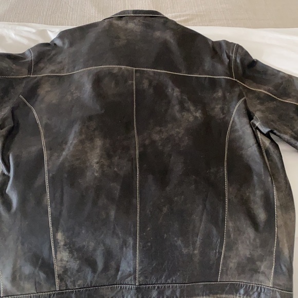 Distressed leather jacket with 2 zippered pockets and sleeves-perfect condition! - Picture 4 of 5